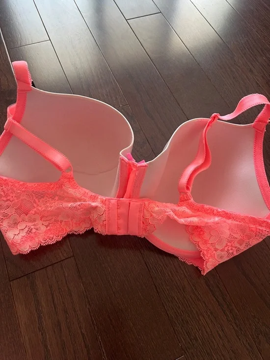 Victoria's Secret Bra and Thong Set - Picture 5 of 7